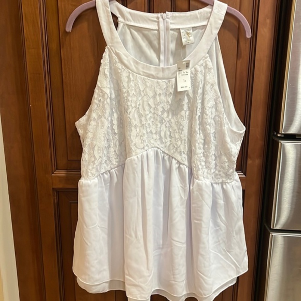 White sleeveless shirt with lace on front and back. Zipper on back. Size 1X. NWT